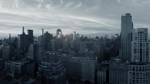 Modern yüksek gökdelenler binaların — Stok video