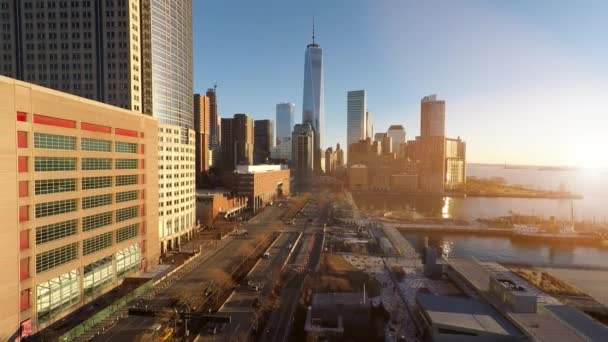 Skyline van de stad bij zonsondergang licht — Stockvideo