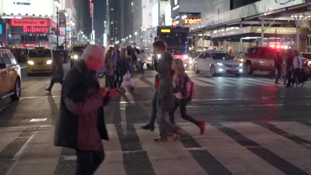 人々は通りを渡り — ストック動画