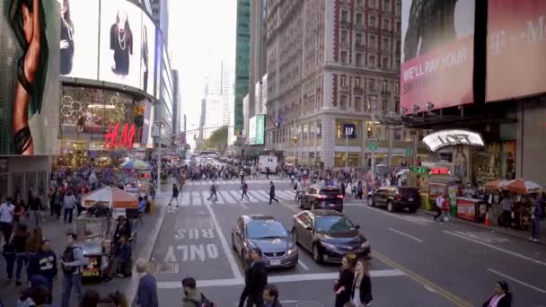 Emberek átkelnek az utcán — Stock videók