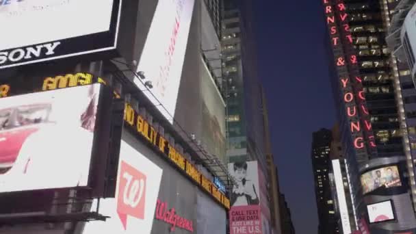 Náměstí Times square v noci světlo — Stock video