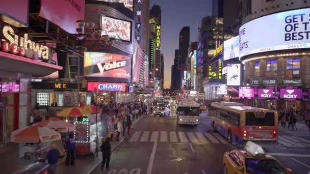 Menschen überqueren Straße — Stockvideo