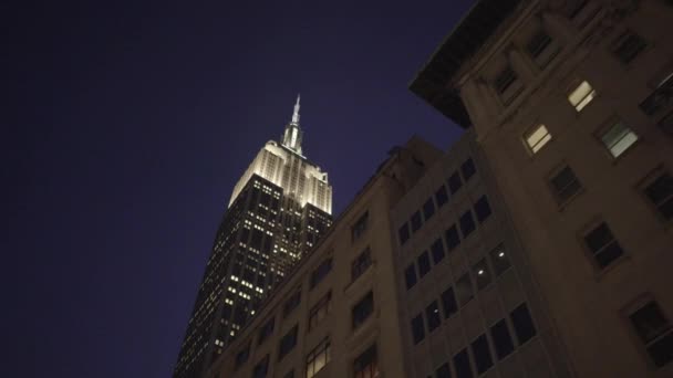 Empire state building at night — Stock Video