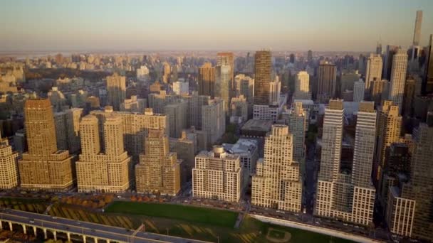 Ουρανοξύστης της Νέας Υόρκης το ηλιοβασίλεμα — Αρχείο Βίντεο