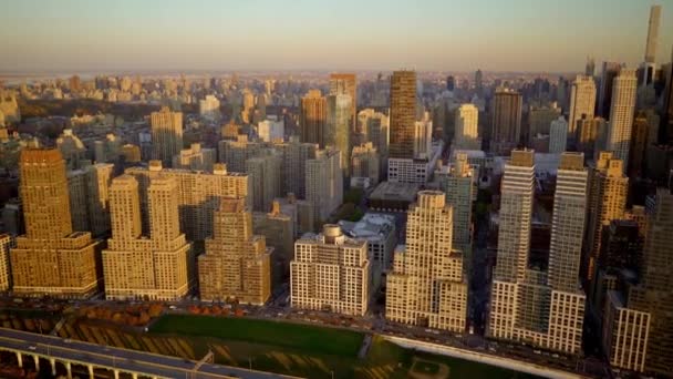 New York skyline bij zonsondergang — Stockvideo