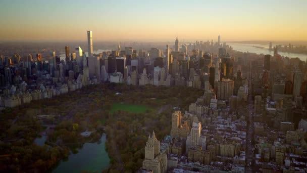 New York skyline bij zonsondergang — Stockvideo