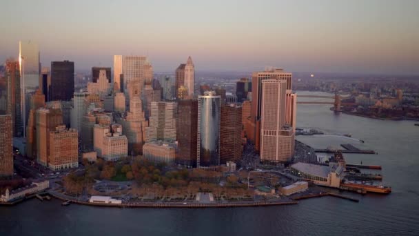 New York City Skyline o zachodzie słońca — Wideo stockowe