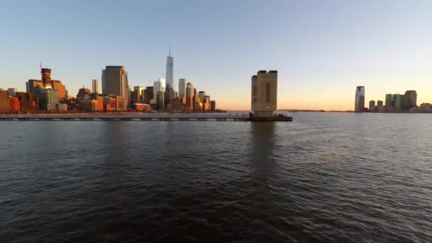 New York skyline bij zonsondergang — Stockvideo