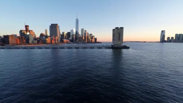 New York skyline bij zonsondergang — Stockvideo