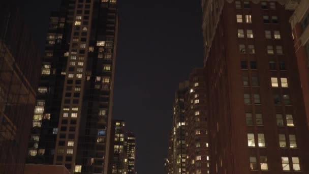 New York City skyskrapor på natten — Stockvideo