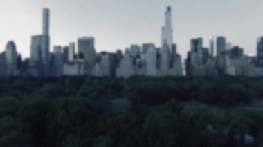 New york şehir silüeti binalar yağmur karşı