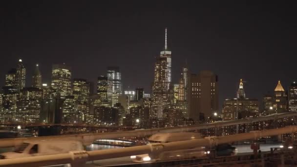 Turismos corriendo por el puente — Vídeo de stock