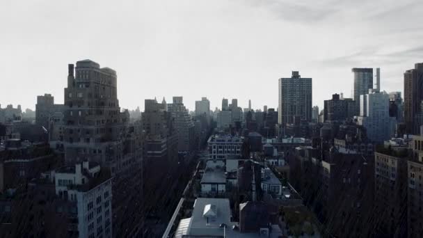 New Yorks skyline byggnader mot regn — Stockvideo