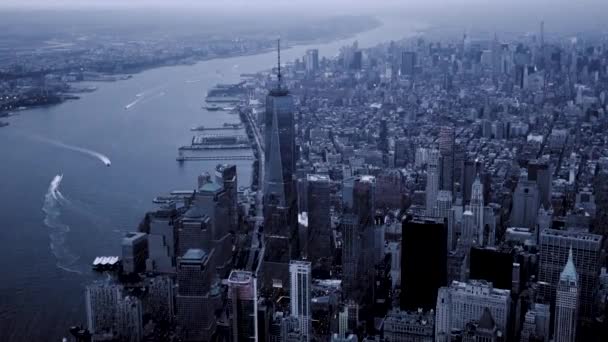 Edificios del horizonte de la ciudad de Nueva York contra la lluvia — Vídeo de stock