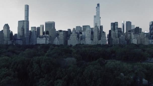 Edificios del horizonte de la ciudad de Nueva York contra la lluvia — Vídeo de stock