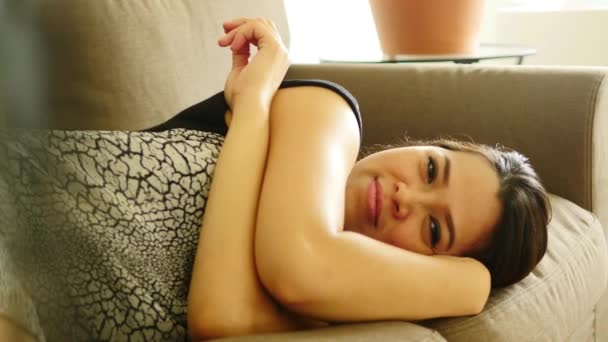 femelle relaxant sur canapé 