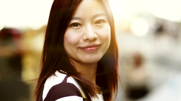 Asyalı kız zevk şehir hayatı — Stok video