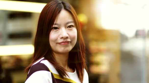 Азиатская девушка наслаждается городской жизнью — стоковое видео