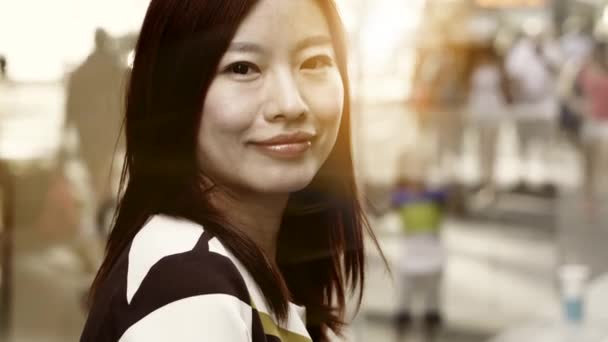 Menina asiática desfrutando da vida da cidade — Vídeo de Stock