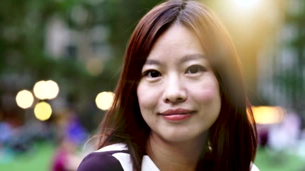 Азиатская девушка наслаждается городской жизнью — стоковое видео