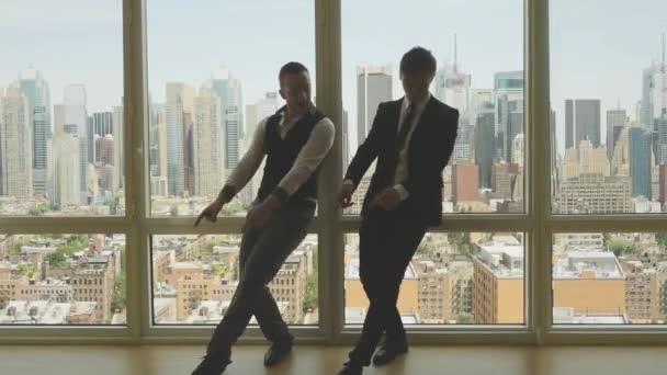 Hombres de negocios bailando en la oficina — Vídeo de stock