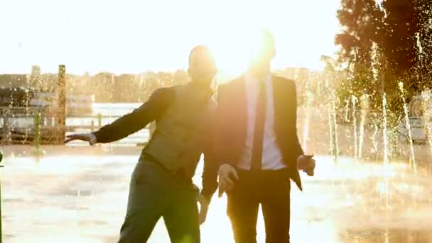 Счастливые бизнесмены танцуют — стоковое видео