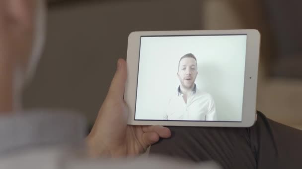 Ung man med hjälp av TabletPC — Stockvideo