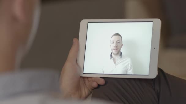 Hombre joven usando tableta pc — Vídeos de Stock