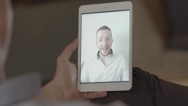 Genç adam Tablet PC'yi kullanma — Stok video