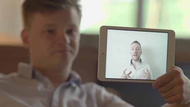 Hombre joven usando tableta pc — Vídeo de stock