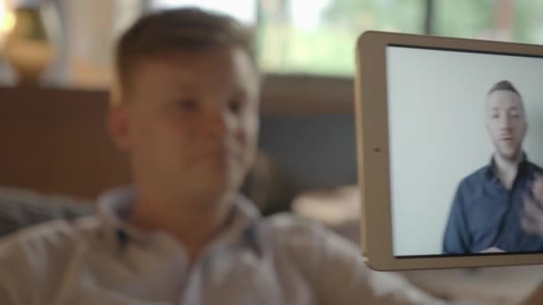 Młody człowiek przy użyciu komputera typu tablet — Wideo stockowe