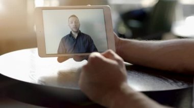 Online görüntülü sohbet sahip adam