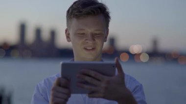 görüntülü sohbet sahip adam