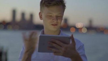 görüntülü sohbet sahip adam