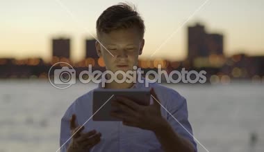 görüntülü sohbet sahip adam