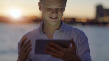 görüntülü sohbet sahip adam