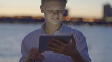 görüntülü sohbet sahip adam