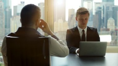 İş adamları toplantı yapıyor.