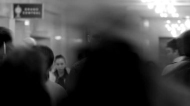 kalabalıktan ayakta adam