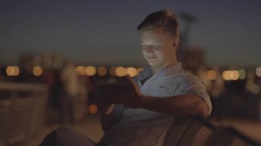 Tablet kullanan adam