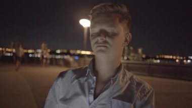 Tablet kullanan adam