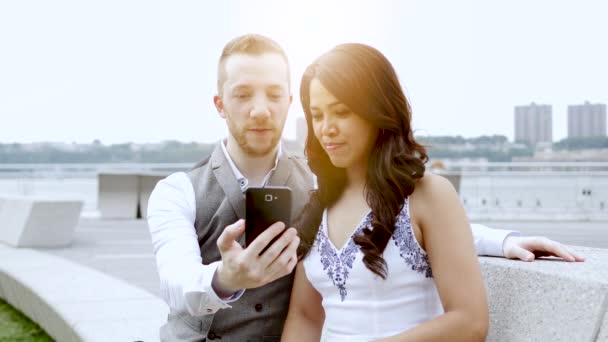 Couple regardant le téléphone intelligent — Video