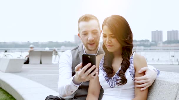 Couple regardant le téléphone intelligent — Video