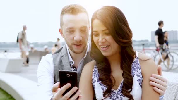 Couple regardant le téléphone intelligent — Video