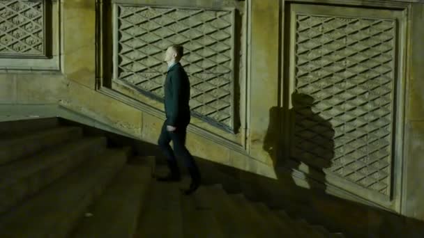 Man gå ensam på trappan i parken — Stockvideo