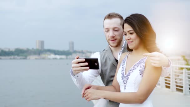 Pareja mirando el teléfono inteligente — Vídeo de stock