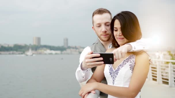 Pareja mirando el teléfono inteligente — Vídeo de stock