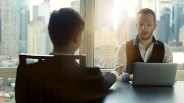 Professionals met een gesprek — Stockvideo