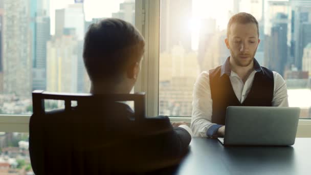 Professionals met een gesprek — Stockvideo