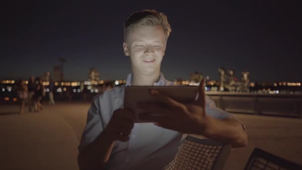 Man using tablet outdoors — Stock Video